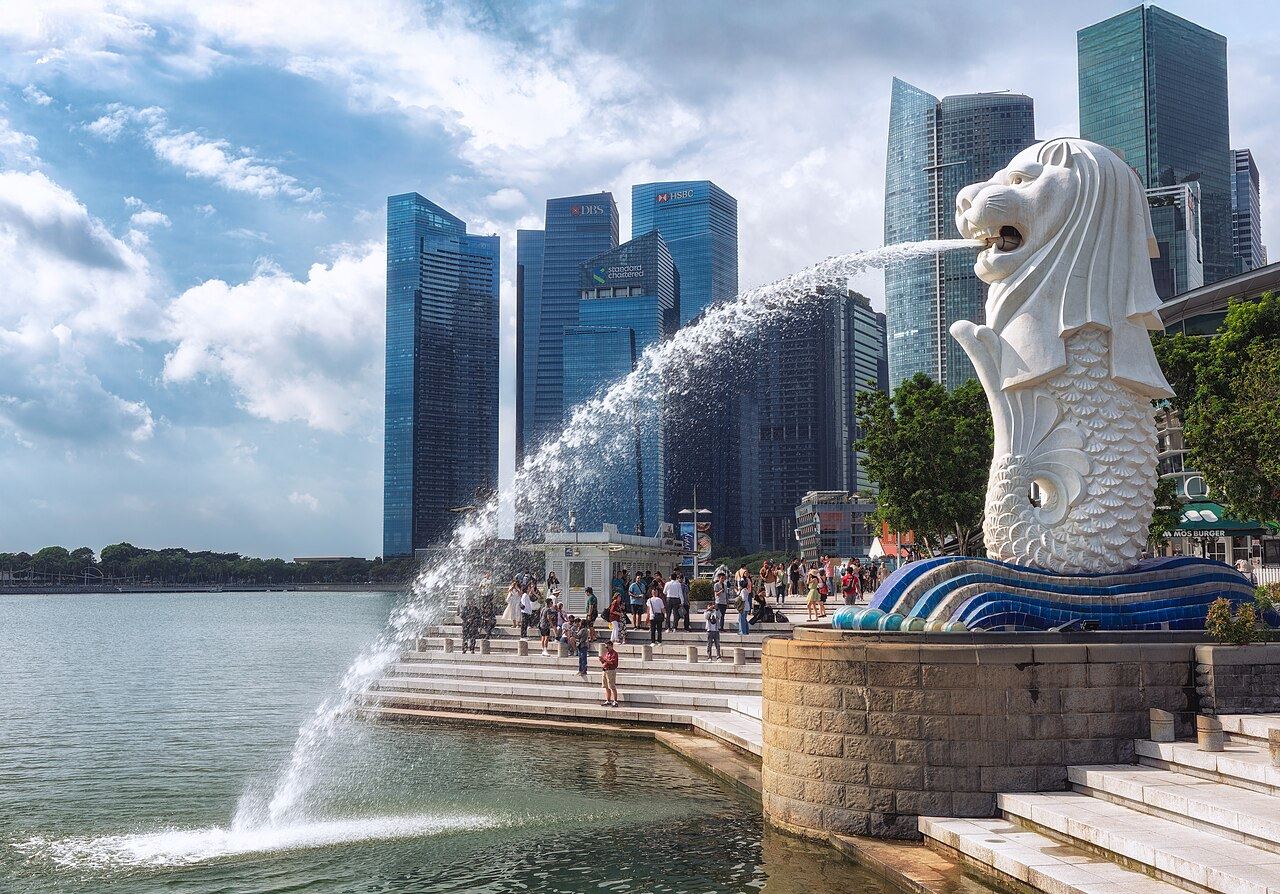 The Merlion and the Singapore skyline