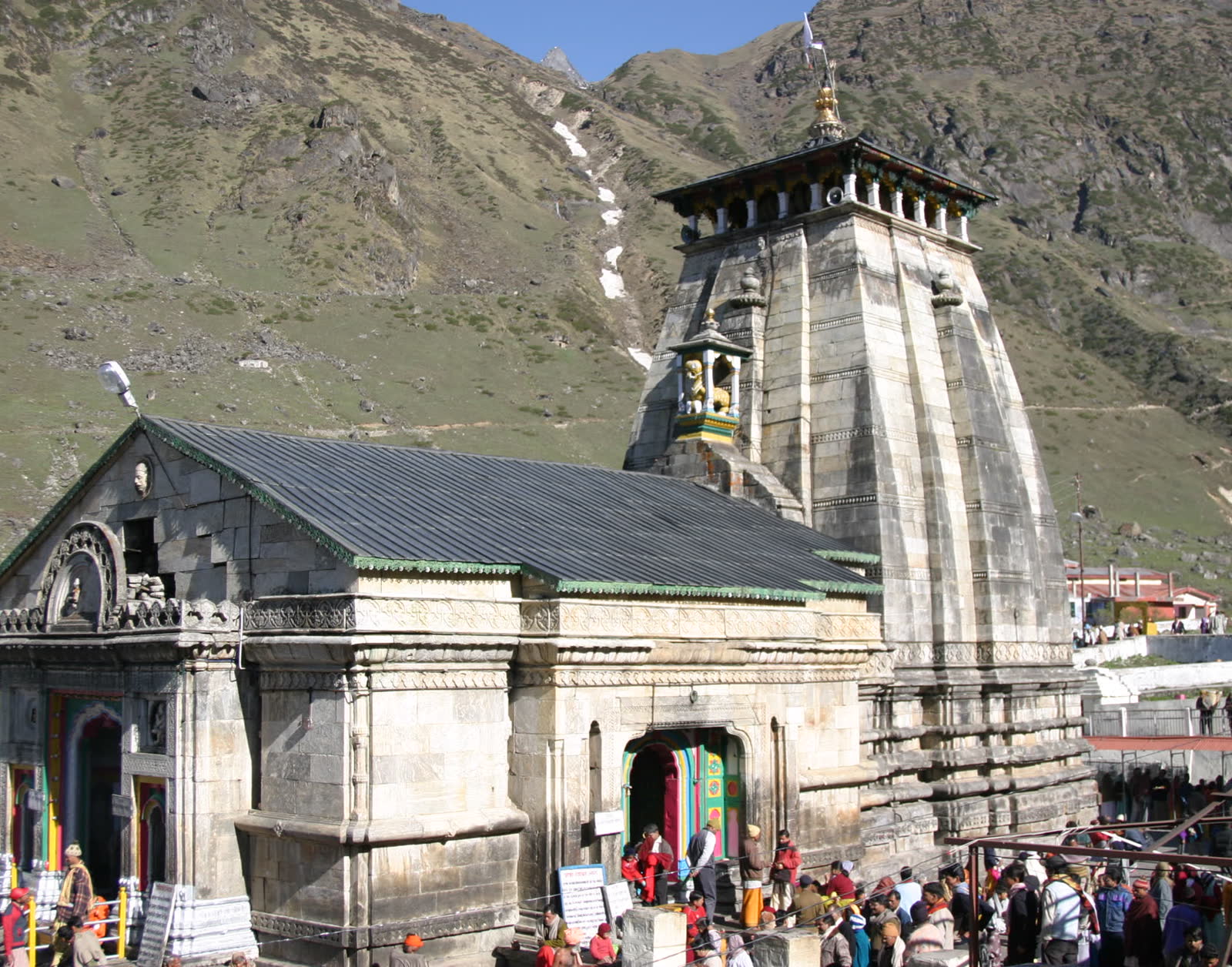 Pilgrims at the door of Kedarnath temple