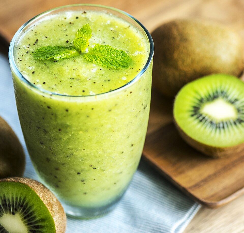 A green kiwi smoothie